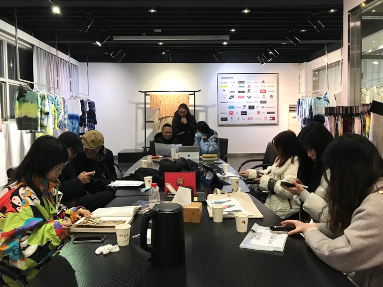 1608628867952766.jpg 东华大学师生“华艺扎染“采风3.jpg