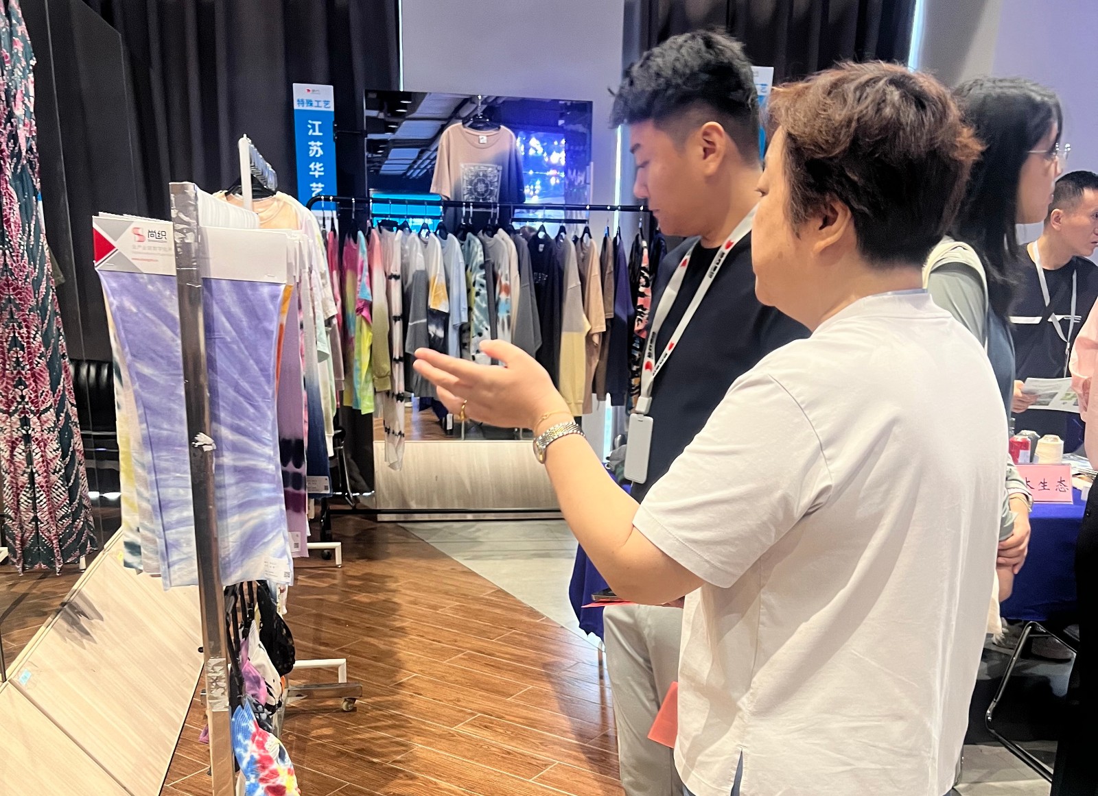 1723448187.jpg 扎染展会图片1.jpg